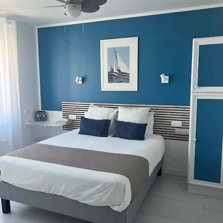 The Originals Miramar, Pontaillac 호텔